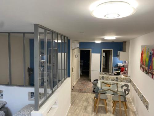 ein Wohnzimmer mit einem Tisch und einigen Stühlen in der Unterkunft Accostage Vieux-Port - Appartements & Parking in La Ciotat