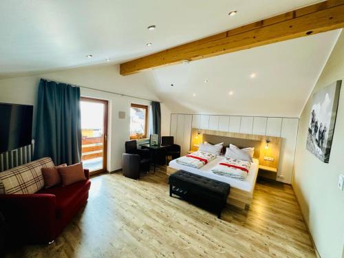 ein Hotelzimmer mit einem Bett und einem Sofa in der Unterkunft Gästehaus Bühler in Oberstdorf