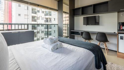 um quarto com uma cama com duas toalhas em Studio no Jardim Paulista prox a Trianon Masp em São Paulo