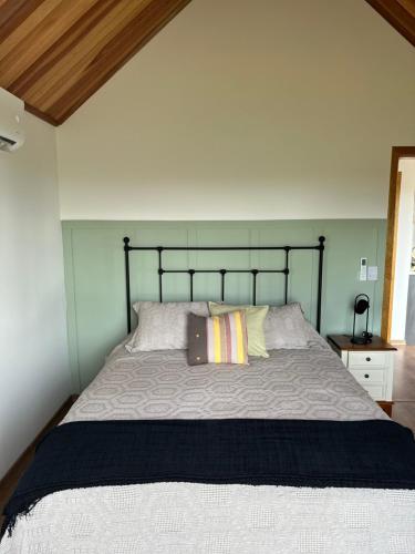 a bedroom with a large bed in a room at Cabanas Purunã in Balsa Nova