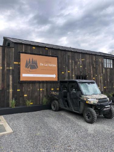 a black truck parked in front of a building at Camping De La Vallée in Durbuy