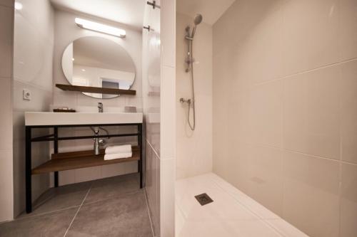 a bathroom with a sink and a mirror at Pure Thermal Residence in Roquebillière