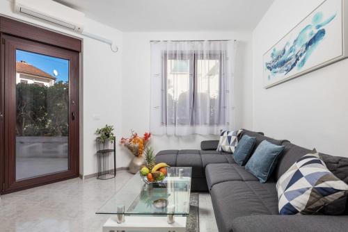 Apartment Isola with terrace and parking