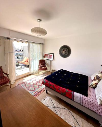 une chambre avec un lit et une grande fenêtre dans l'établissement Mirabeau - Appartement de luxe de 100m2 avec terrasse, à Nice