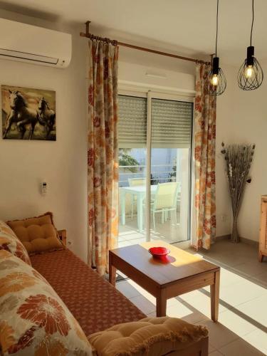 un salon avec un canapé et une table dans l'établissement Bel appartement avec piscine- Poggio Mezzana, à Poggio-Mezzana