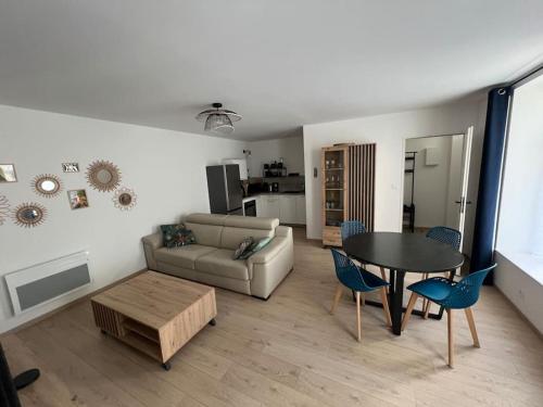 un salon avec un canapé et une table dans l'établissement Aux remparts de la vieille ville - 4p, Parking, à Boulogne-sur-Mer