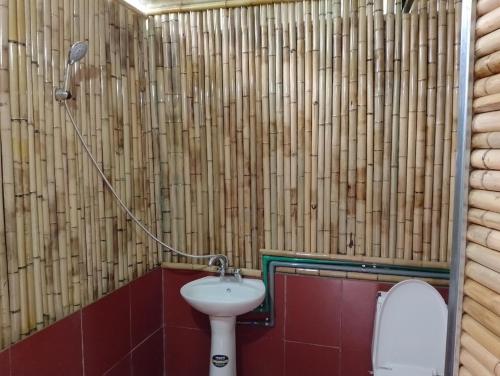 a bathroom with a sink and a toilet with a shower at Du Gia Wooden Homestay in Làng Cac