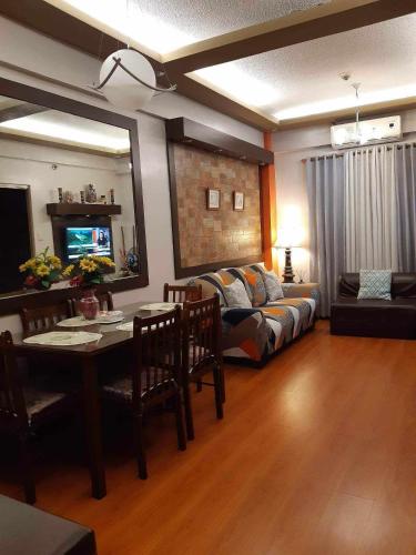 uma sala de estar com um sofá e uma mesa em Sarasota Residential Resort cluster 4 Unit 6C & 6L by Manny Newport Blvd, across NAIA T3 & near Resorts World Manila, Pasay City em Manila