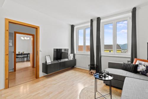 a living room with a couch and a tv at FarawayHomes Studio Fohnsdorf #1 in Fohnsdorf