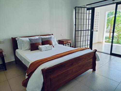 1 dormitorio con 1 cama grande en una habitación en Modern Beachfront 3 Bedroom Mombasa near Nyali en Mombasa
