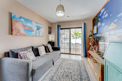 een woonkamer met een bank en een raam bij APARTMENT IN AMARILLA GOLF 2 bedrooms in San Miguel de Abona