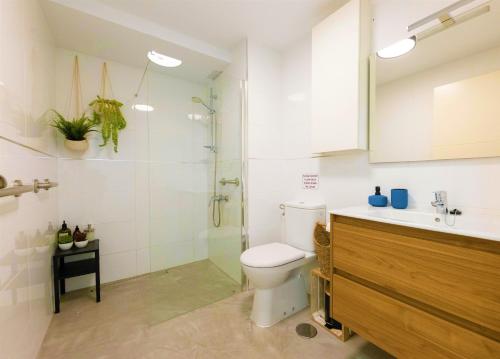 a bathroom with a toilet and a shower and a sink at Beautiful One Bedroom Ground Floor Apartment - VeraLuna in Tías