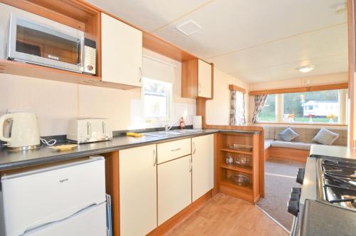 uma cozinha com um lavatório e uma bancada em Kingsgate, Shanklin, Isle of Wight em Shanklin