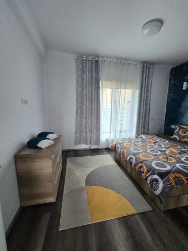 um quarto com uma cama e uma grande janela em DA Residence em Otopeni
