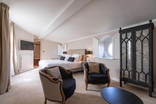 um quarto grande com uma cama e 2 cadeiras em LA FOLIE em Forges-les-Eaux