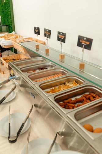 托普利察Terra Resort的摆放着食物托盘的自助餐台