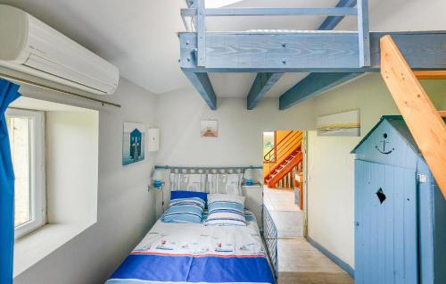 Dormitorio pequeño con litera y escalera en Awesome Home In Scorb-clairvaux With Wi-fi en Scorbé-Clairvaux