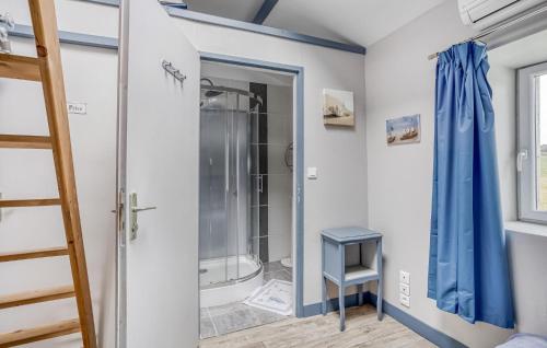 - Baño con ducha y escalera en Awesome Home In Scorb-clairvaux With Wi-fi en Scorbé-Clairvaux