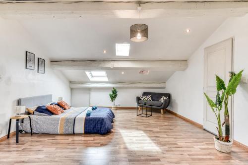 une chambre avec un lit et une chaise dedans dans l'établissement El Marty - central - climatisation - parking gratuit - wifi, à Carcassonne