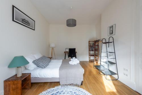 une chambre avec un lit et une étagère dans l'établissement Gusman - Longue durée dans le 2ème arrondissement, à Lyon