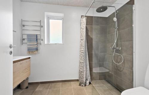 Koupelna v ubytování Gorgeous Home In Oksbl With Sauna