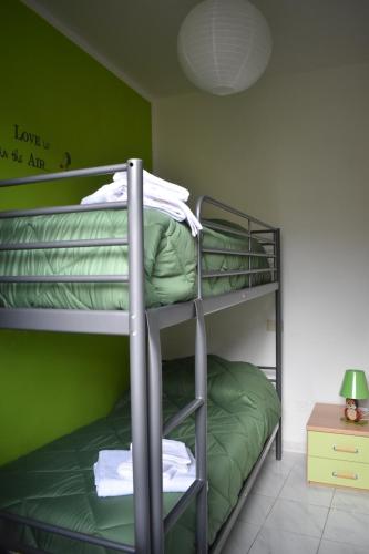 2 literas en una habitación con paredes verdes en Il pensiero, en Orvieto