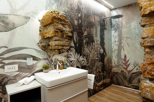 ein Bad mit einem Waschbecken und einer Dusche in der Unterkunft Un Nido Sull'Arena - Royal Welcome in Verona