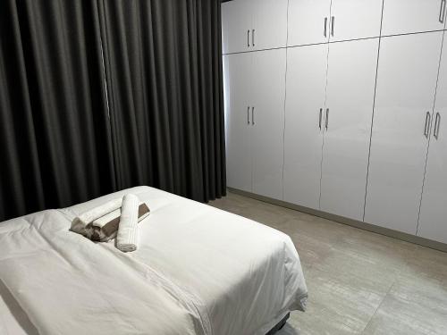 Un dormitorio con una cama con un par de zapatos. en 49 on Blackburn, en Durban