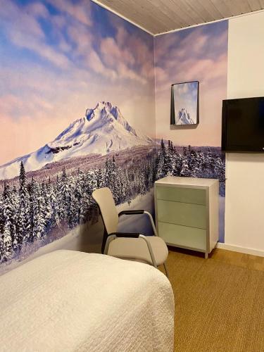 HaslevにあるVilla Hyggeの壁に雪に覆われた山の壁画が描かれた寝室