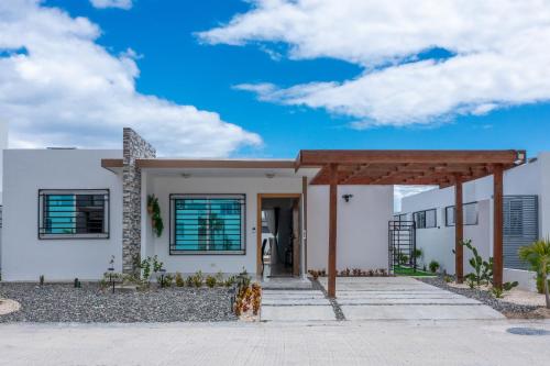 Biały dom z niebieskim niebem w obiekcie TropicalvacationvillaEYS w Punta Cana