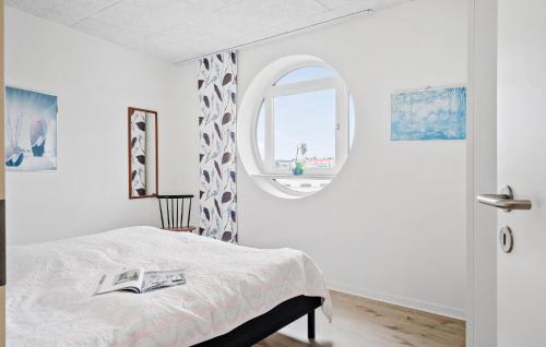 um quarto com uma cama e uma janela redonda em Amazing Apartment In Ringkbing With Wifi em Ringkøbing