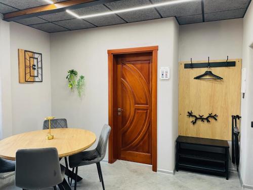 um quarto com uma porta de madeira e uma mesa e cadeiras em BRIVIBAS RESIDENCE - EAST / WEST, free PRIVAT parking, free WIFI, self check-in em Riga