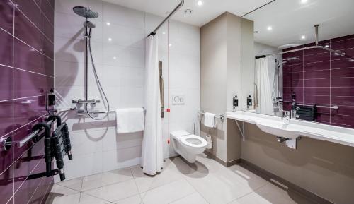 La salle de bains est pourvue de toilettes et d'un lavabo. dans l'établissement Premier Inn München City Zentrum, à Munich