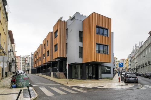 WHome Urban Oasis: Modern Living with Parking & AC