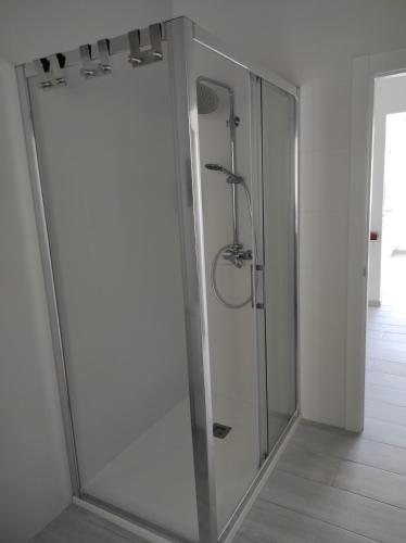 a shower with a glass door in a bathroom at Apartamento Area Pequena Ézaro 2 in Ézaro