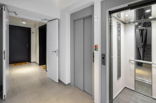 WHome Urban Oasis: Modern Living with Parking & AC