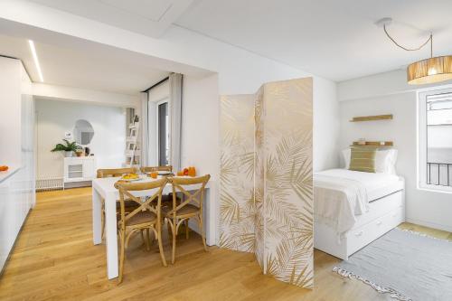 WHome Urban Oasis: Modern Living with Parking & AC