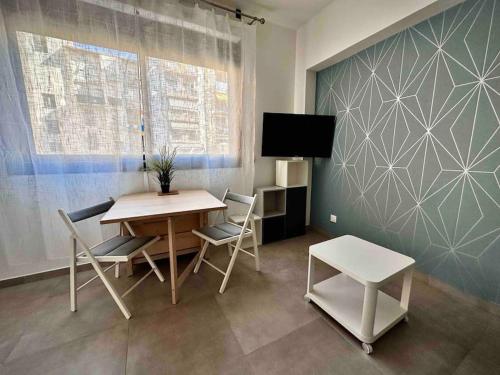 une salle à manger avec une table et des chaises et une télévision dans l'établissement Bertaina - Studio cosy Gare - Libération, à Nice