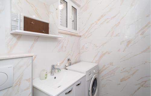 uma casa de banho com um lavatório e uma máquina de lavar roupa em 1 Bedroom Lovely Apartment In Dubrovnik em Dubrovnik