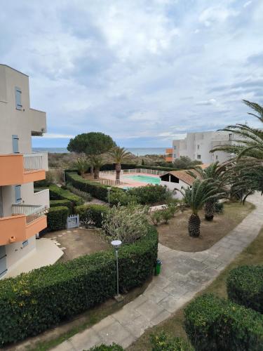 einen Luftblick auf ein Resort mit einem Pool in der Unterkunft St Cyprien terrasse superbe vue sur la plage in Saint-Cyprien