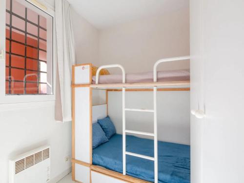 Cette chambre dispose de lits superposés et d'une fenêtre. dans l'établissement Studio lumineux avec terrasse et piscine à Cap Esterel, Saint-Raphaël - FR-1-504-678, à Saint-Raphaël
