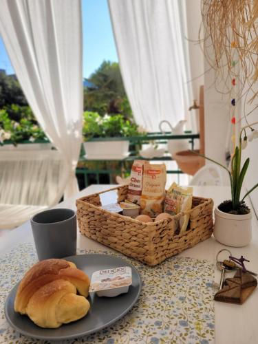 una mesa con una cesta de pan y un plato en B&B Dal Nonno, en Riva del Garda