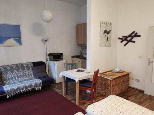 ein Wohnzimmer mit einem Sofa und einem Tisch in der Unterkunft Pension Olé in Dresden