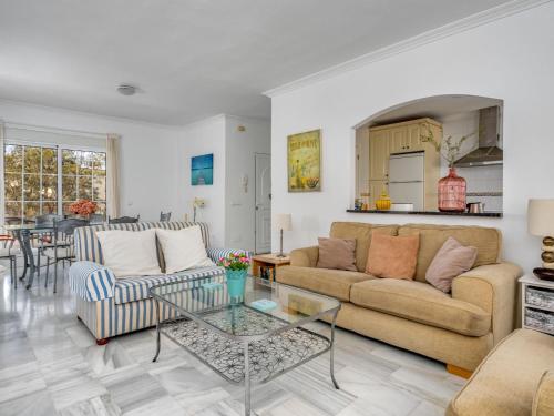埃斯特波納的住宿－Apartment Las Brisas Estepona Golf by Interhome，客厅配有两张沙发和一张桌子