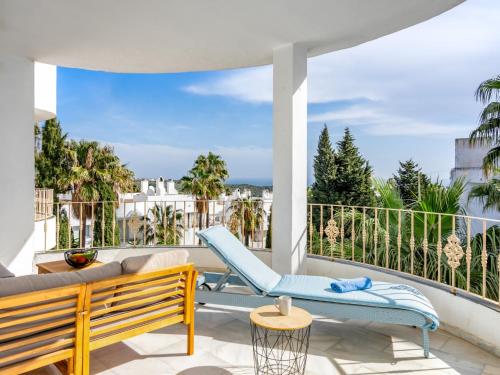 埃斯特波納的住宿－Apartment Las Brisas Estepona Golf by Interhome，阳台的天井配有沙发和椅子