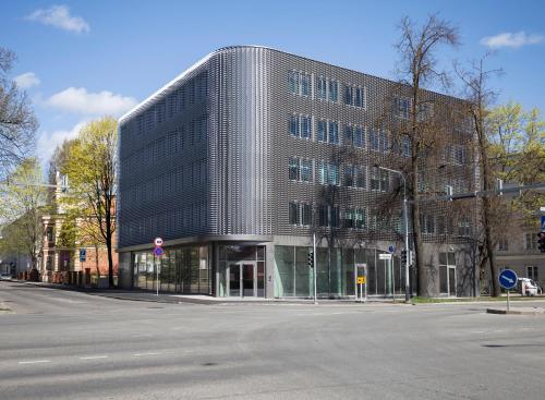 een groot gebouw op de hoek van een straat bij Pepleri Studio 29 in Tartu