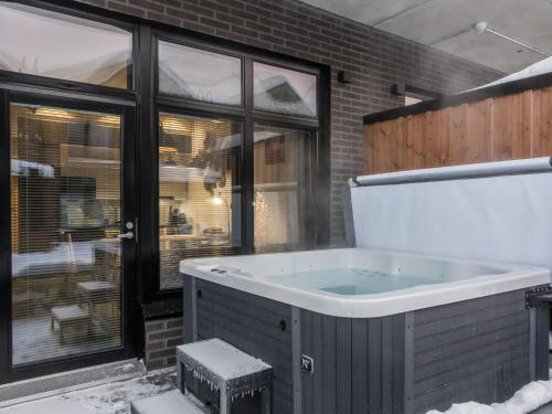 - une baignoire dans une chambre avec de la neige au sol dans l'établissement Holiday Home Cranberry c4 by Interhome, à Sirkka