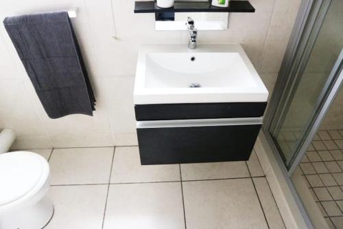 bagno con lavandino e servizi igienici di Stone's Palace a Edenvale