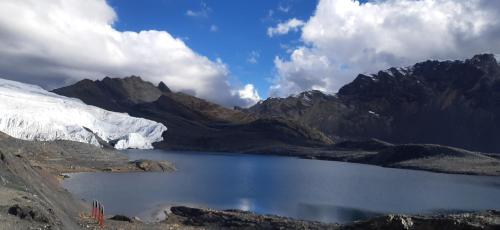 un lago en medio de una cordillera en EDIFICIO SOL Y MAR, en Tortuga