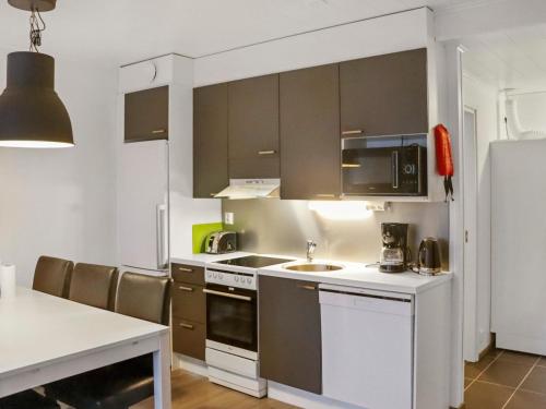 Kuchyň nebo kuchyňský kout v ubytování Holiday Home Lakevillas b4 price includes 4 ski passe by Interhome